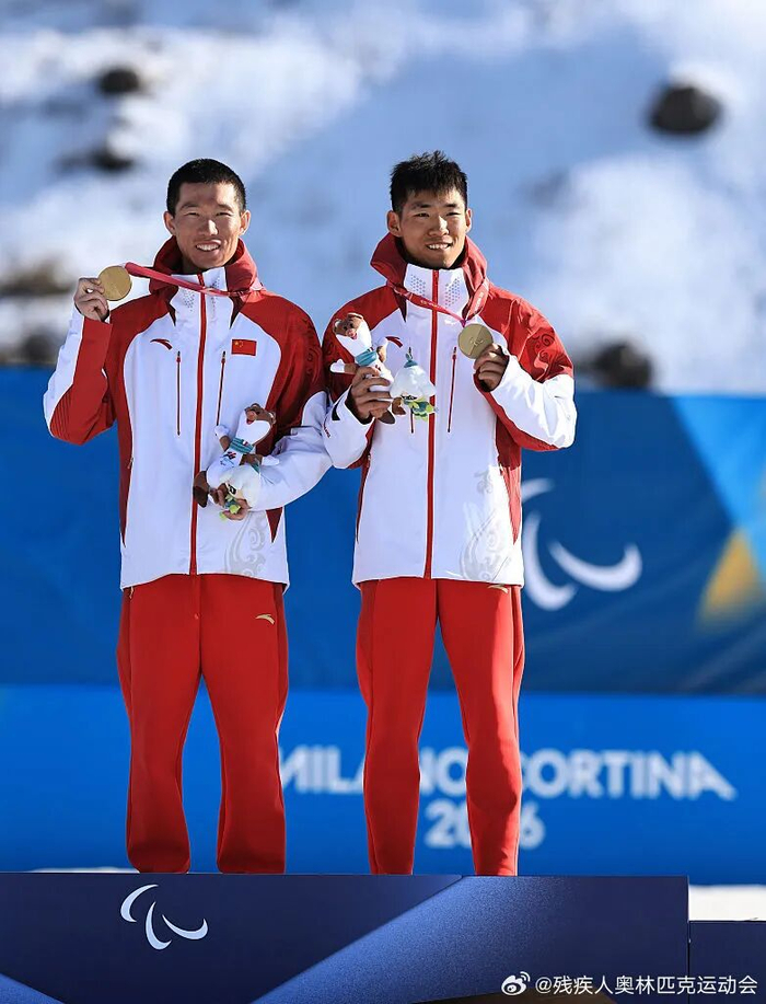 党鹤松（左）