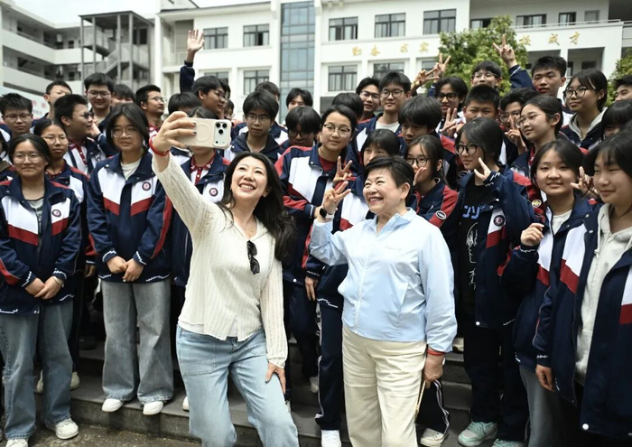 王琳达（前排右一）在安徽省绩溪中学和学生代表合影留念。 中新社记者 韩苏原 摄 