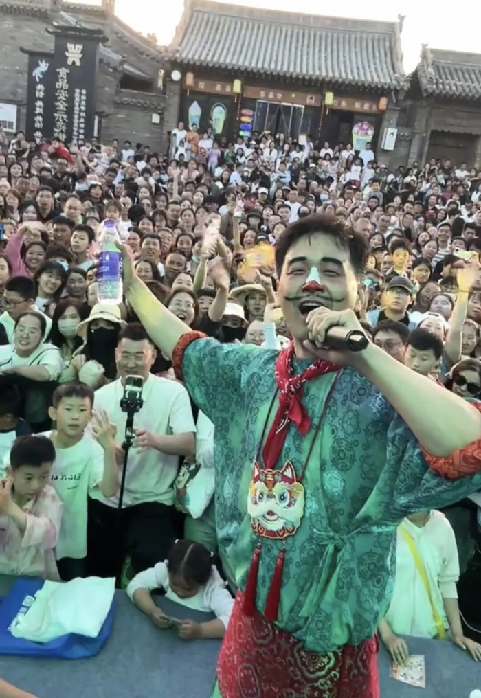 ▲“卖货郎”杨翔与观众大合影