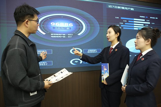 4月15日，涉案公司负责人向前来回访的郑州高新技术产业开发区检察院检察官介绍该公司流量监测体系。