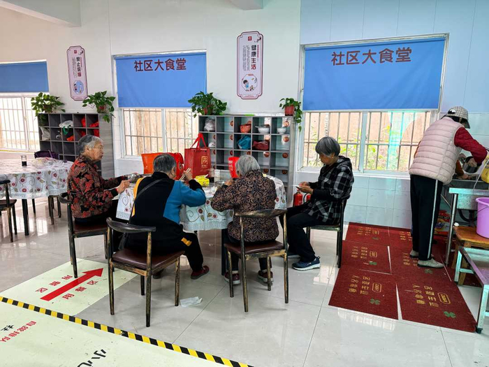 社区食堂内，老人们围桌用餐，暖意融融。张议心摄
