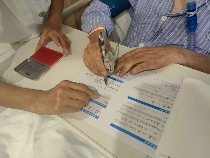 田先生郑重签下自己的名字