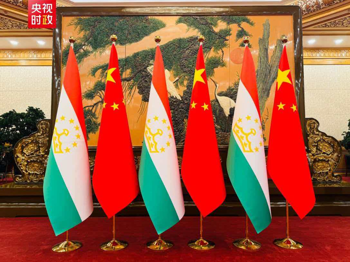 2025年9月2日，北京人民大会堂摆放的中塔两国国旗（图片来源：央视新闻客户端）