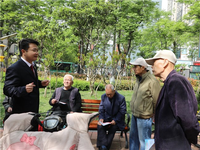 近日，郑州市中原区检察院检察官深入社区开展系列普法宣传活动。