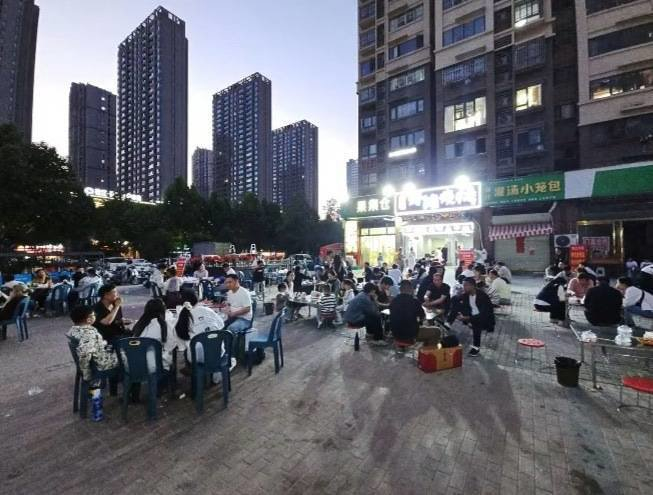 烧烤店外摆满了桌子供顾客用餐。