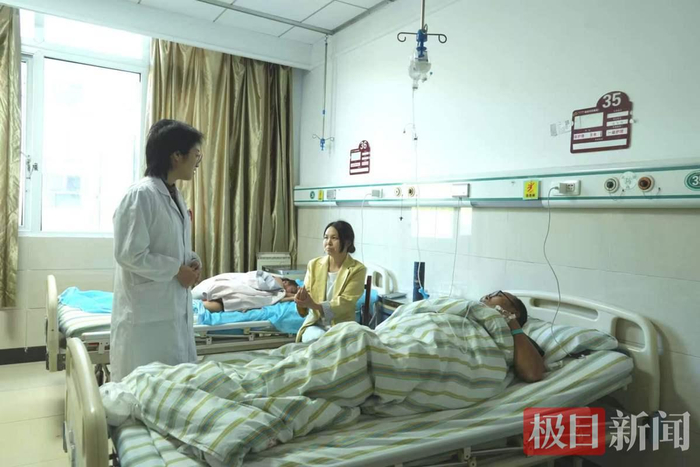 医院工作人员与吉耀仲夫妇交流
