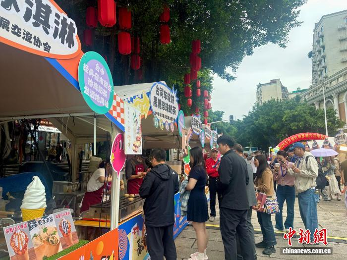 　　9日，2026五月榕台两岸融合台湾好物市集上的美食吸引民众驻足品尝。郑江洛摄
