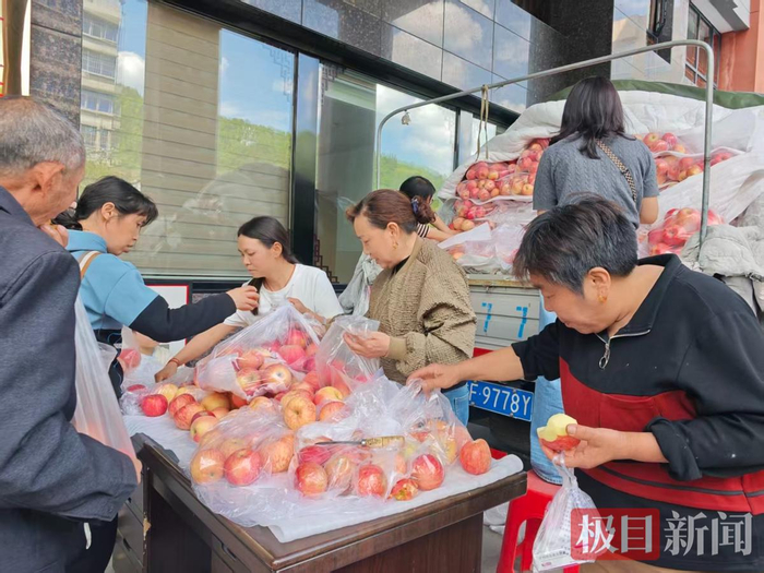 当地居民来买苹果