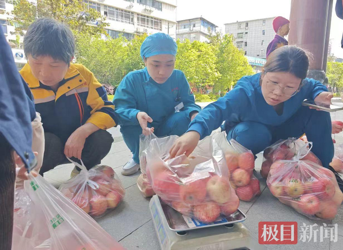 医护人员来买苹果