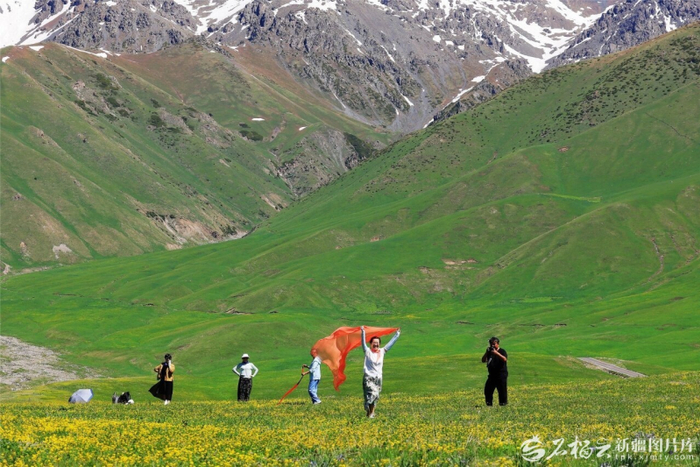 游客在位于伊宁县的托乎拉苏旅游风景区观光。阿尔达克拜斯汗摄