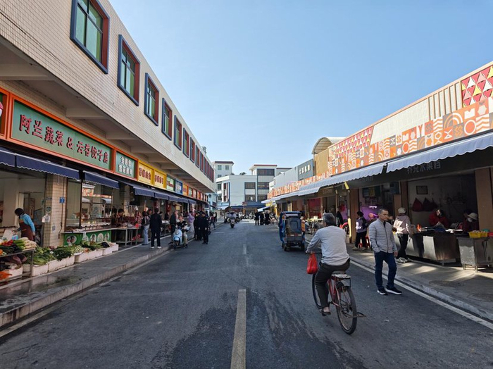 在有条件的商圈、路段试行潮汐式临时外摆