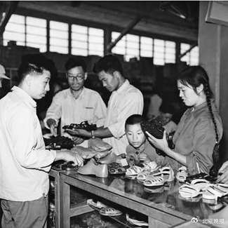 ​1963年，顾客在东四人民市场选购塑料凉鞋。 李晞 摄