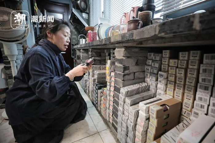 黄太阳画画一年要用掉上百支颜料，吴燕红为他储备了满满一墙。