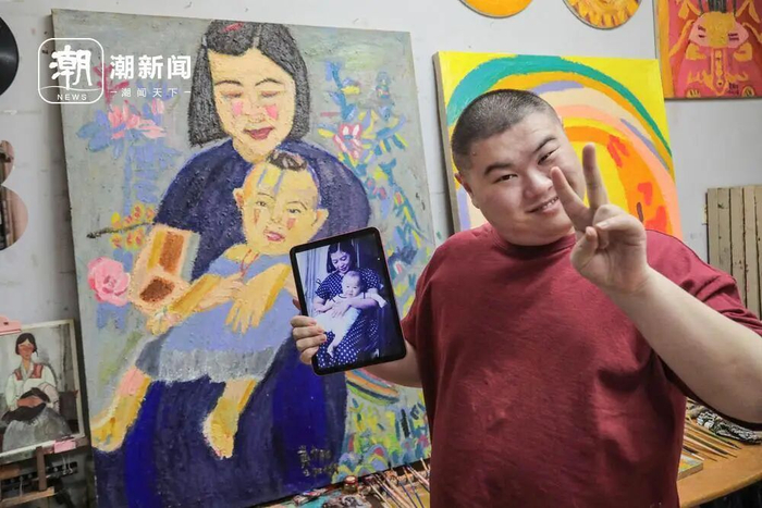 黄太阳画吴燕红抱着婴儿时期的他。