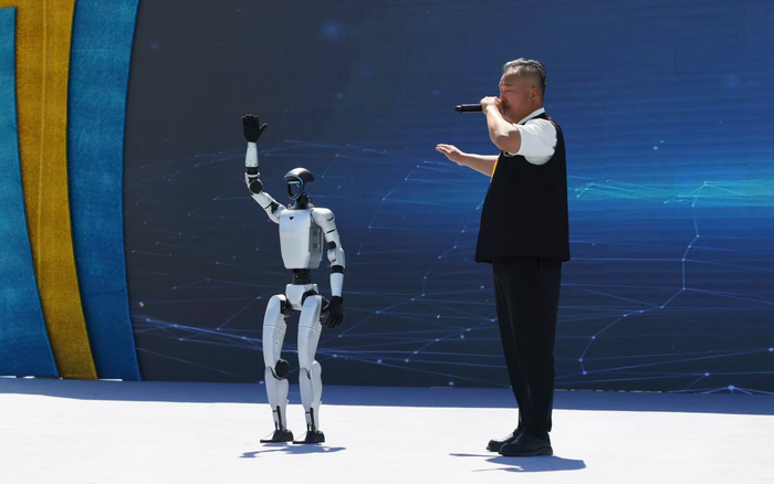 口技演员和机器人同台表演《音解上庄》。新京报记者 浦峰 摄