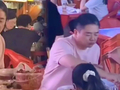 刘强东现身街头吃路边摊，太有生活了