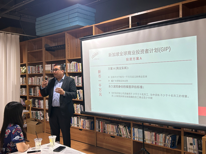 图中为新加坡爱慕斯创始人Pearce先生