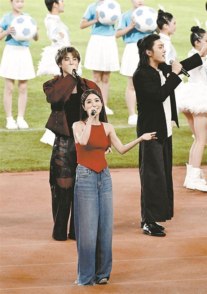 　　林夏薇正在演唱。（厦门日报社全媒体记者 黄少毅 摄）