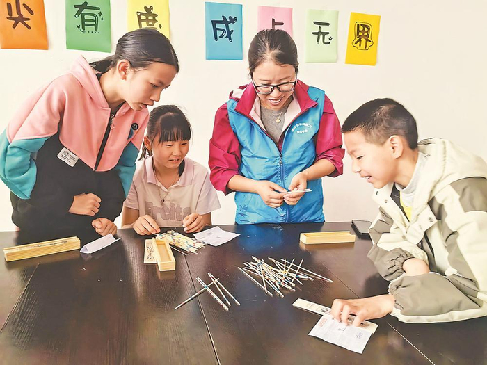     社工带领孩子们一起玩“破冰”游戏。（受访者供图）