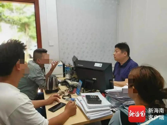 调解员正在组织双方进行调解。琼山法院供图