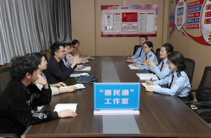 国家税务总局宜春市税务局社会保险费科干部在“惠民通”工作室调解涉费争议。邹忠 摄