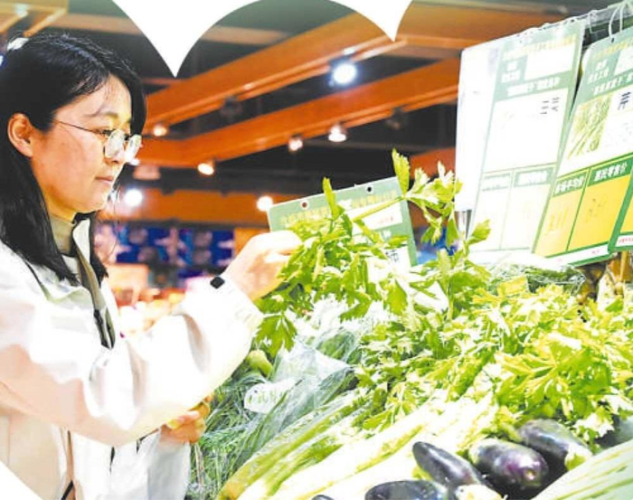   4月29日，合肥市蜀山区翠竹园社区合家福超市，市民在选购“惠民菜”。通讯员 陈三虎 摄