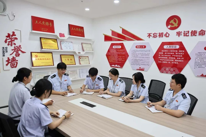 国家税务总局宜都市税务局第一税务分局利用每日晨会复盘业务要点，拆解疑难问题。田洁明 摄