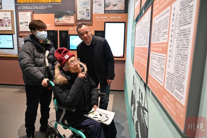 2025年3月10日，陈能文与家人一同参观四川报业博物馆 “大熊猫情缘”板块。（赵明 摄）