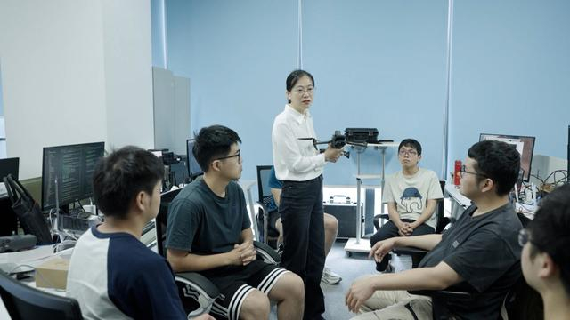 图说：全国劳动模范肖素枝。