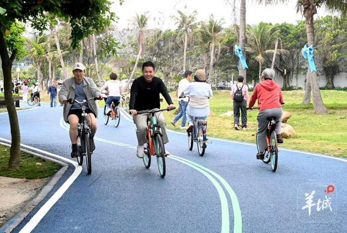 “五一”期间，市民游客在滨海旅游路骑行