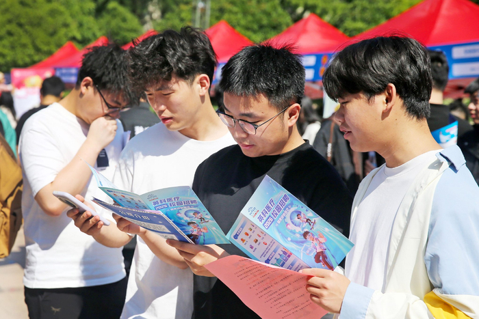 大学生在招聘会上求职。通讯员 万善朝 摄