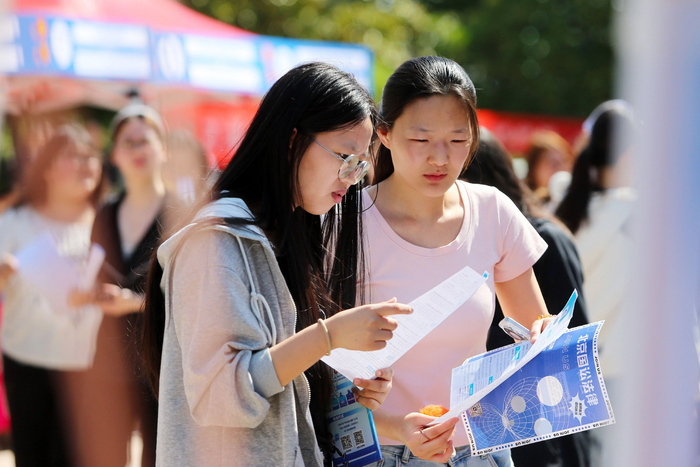 大学生在招聘会上求职。通讯员 万善朝 摄