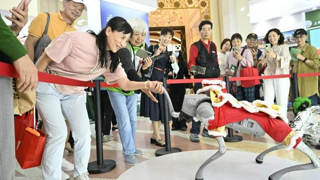 市民与机器狗互动。（均为上海开放大学供图）