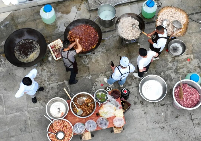 首届火锅文化·美食消费季活动现场，厨师们在准备火锅菜品。