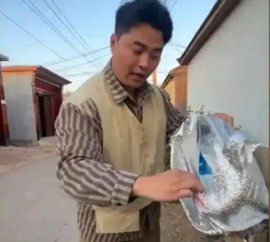 ▲“程大叔”拿着包装袋 视频截图