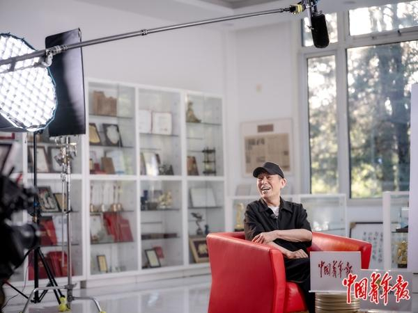 4月26日，北京，中国青年报社《戏里戏外》栏目第一期拍摄现场，著名导演张艺谋接受采访。中青报·中青网记者 李隽辉/摄