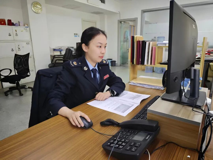 吴爽在分析一家企业的研发数据，研判其政策适用情况。万云军 摄