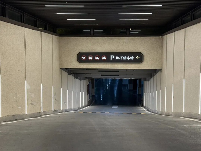 ▲建发和鸣小区地下车位装修质感较高，管理费为100 元/（个·月）。