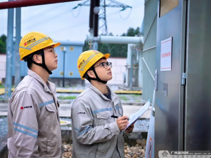 桂冠电力运维人员在对发电设备进行巡视。广西桂冠电力股份有限公司供图