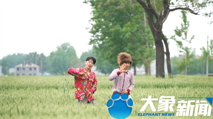 两人在田间排练