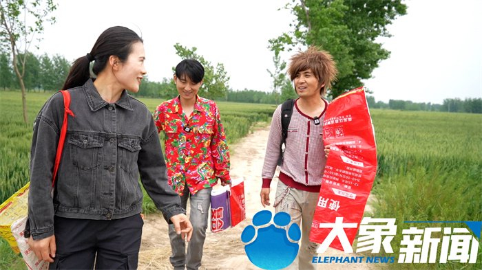 三人去往拍摄地的路上