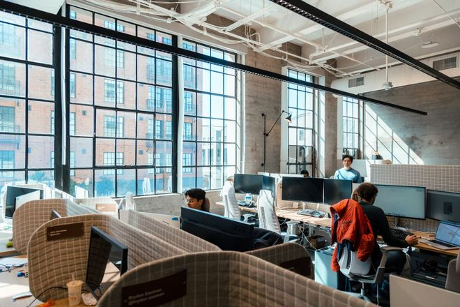 ▲在旧金山OpenAI办公室工作的员工（图源：《华尔街日报》）
