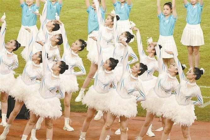 　　“白鹭啦啦操队”在开赛前表演。（厦门日报社全媒体记者 杨进福 摄）