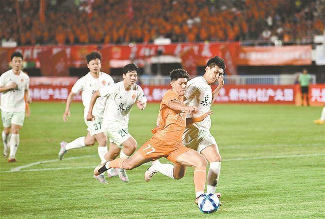 　　厦门队球员在场上积极拼抢。　　（厦门日报社全媒体记者 林铭鸿 摄）