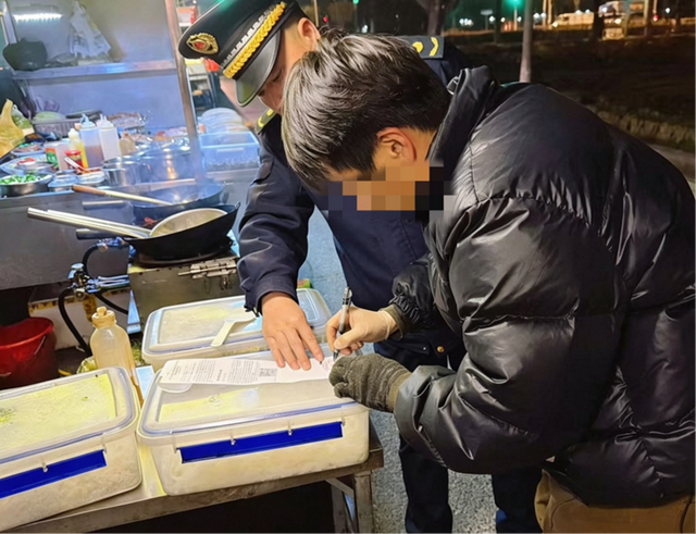 图说：执法队处置流动摊贩问题。