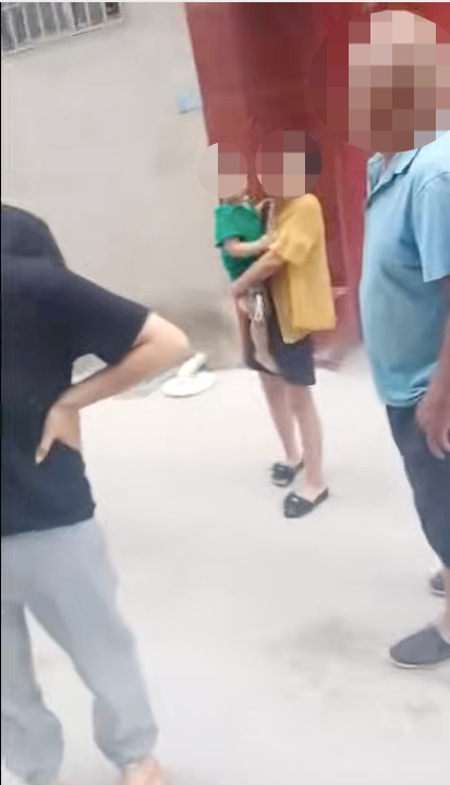 ▲两家人员之间曾互相辱骂