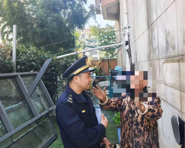 图说：执法队接诉后拆除违建车棚。