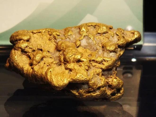 产于山西大同的狗头金丨作者拍摄