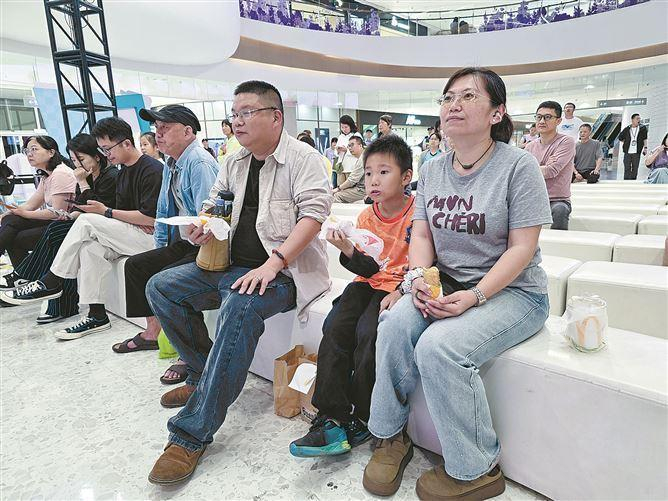 　　小球迷苏宁正和家人观赛。（厦门日报社全媒体记者 薛尧 摄）