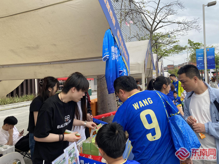 市民选购商品。